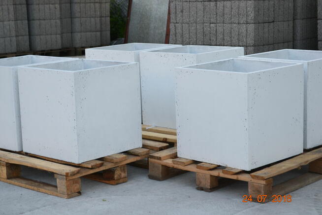 Donice betonowe . Producent .