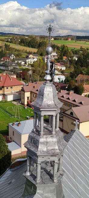 Malowanie dachów pokrytych dachówką, blachą, gontem.