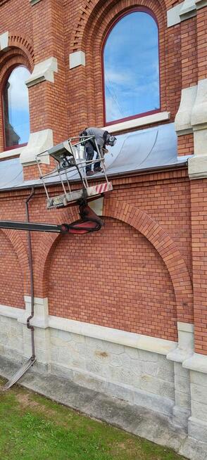 Malowanie dachów pokrytych dachówką, blachą, gontem.