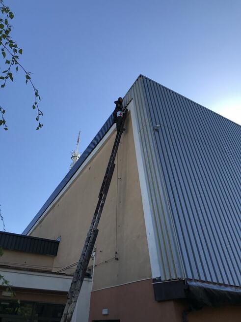 Malowanie dachów pokrytych dachówką, blachą, gontem.