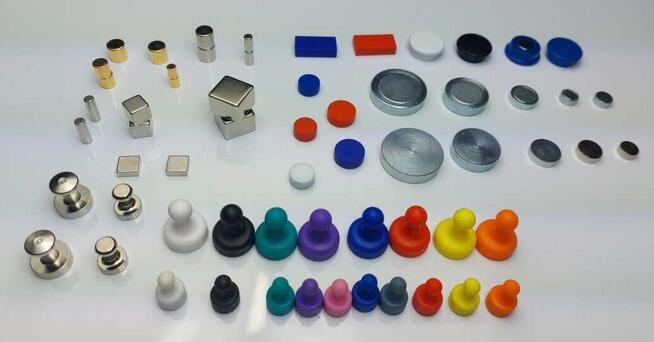 Pionek magnetyczny mały biały do tablicy gabloty lodówki