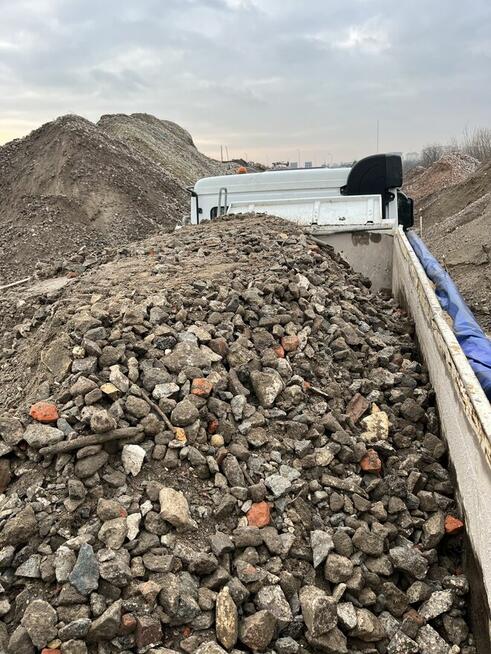 Beton Kruszony Gruz Mielony z Kruszarki Tłuczeń Kliniec