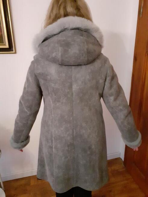 Kurtka skórzana z kołnierzem i kapturem z lisa. 800 zł