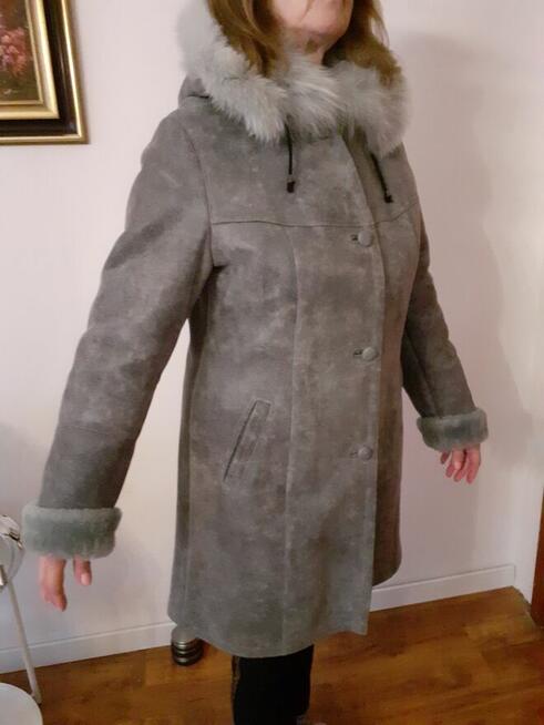 Kurtka skórzana z kołnierzem i kapturem z lisa. 800 zł