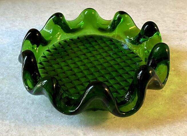 Szklana zielona popielnica