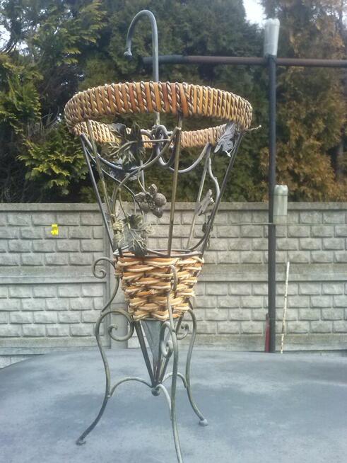 Stojak na parasole, stylizowany, 75 zł.