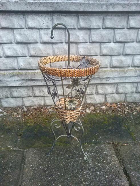 Stojak na parasole, stylizowany, 75 zł.