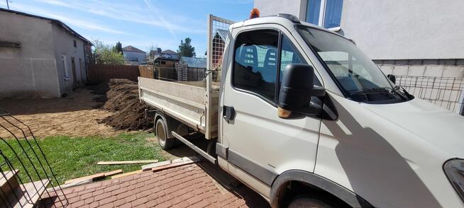 Transport małą wywrotką. Piach, ziemia, węgla. kruszywo, beton