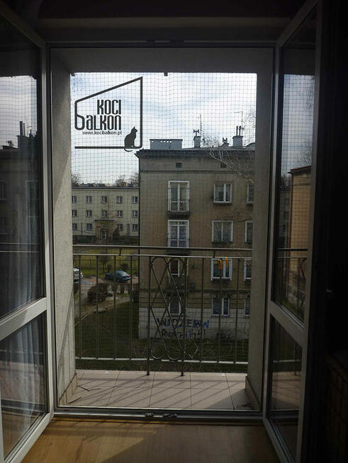 Montaż siatek zabezpieczających balkony okna dla kotów