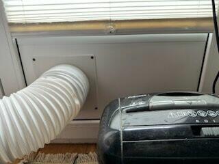 przystosowanie okna do rury wyrzutowej klimatyzatora