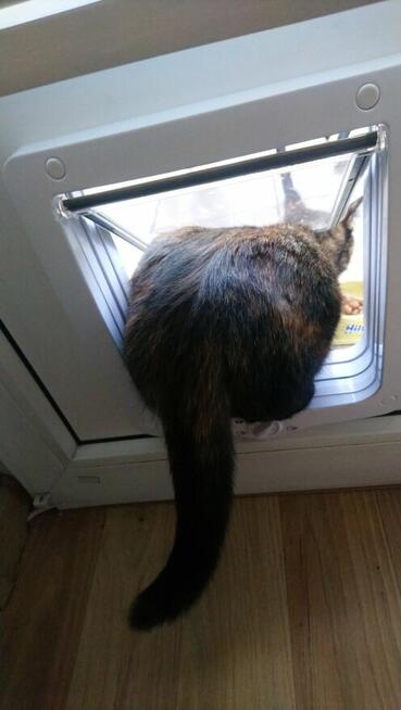 przystosowanie okna do rury wyrzutowej klimatyzatora