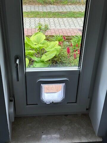 przystosowanie okna do rury wyrzutowej klimatyzatora