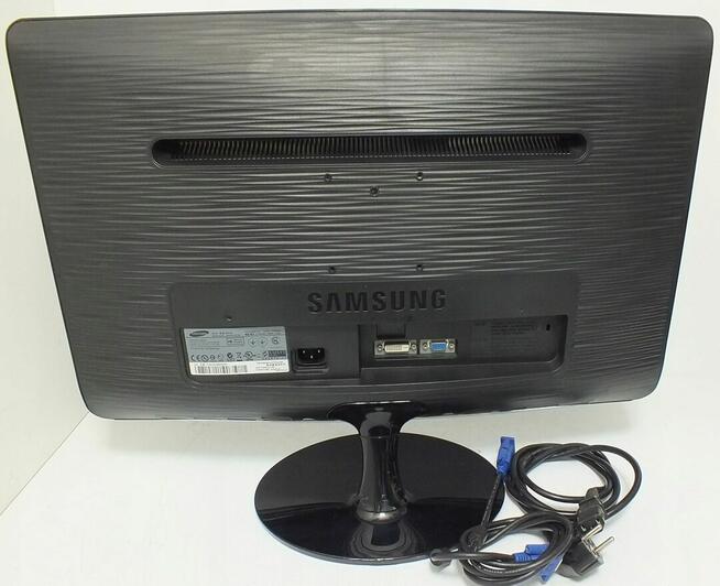 Monitor Samsung SyncMaster 24 1920x1080 z kablami