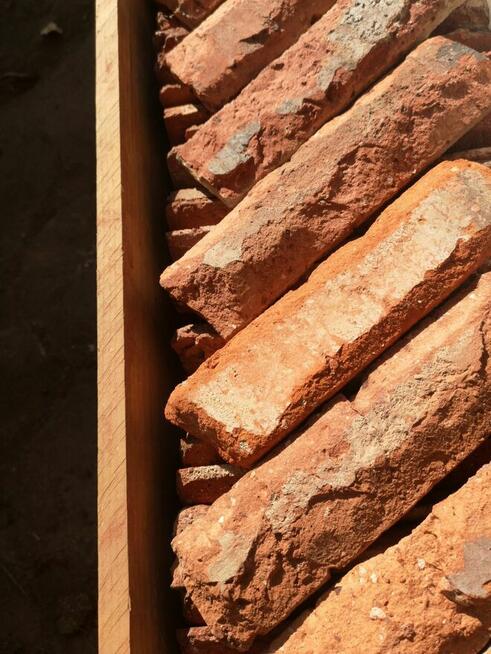 Lica cegły rozbiórkowej młotkowane/ postarzane