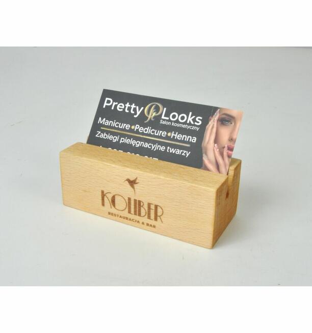 Drewniany stojak z grawerem na wizytówki