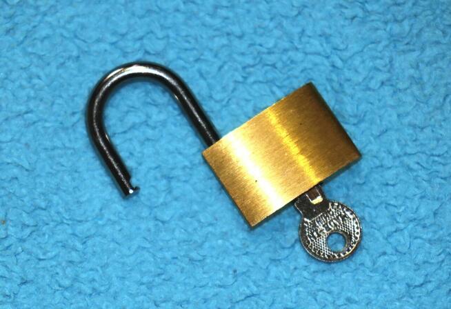 Kłódka mała kłódka pałąkowa zatrzaskowa