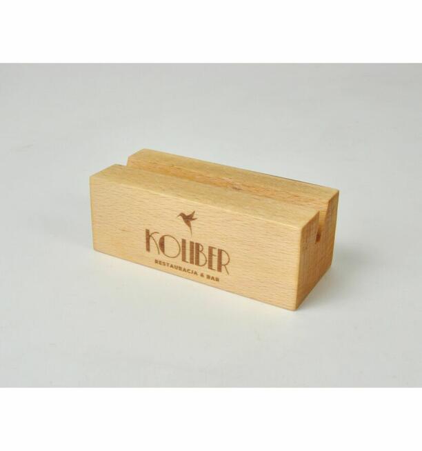 Drewniany stojak z grawerem na wizytówki