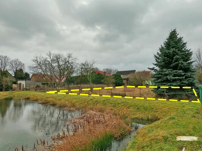 Piękna regularna działka nad stawem 1001m Niedoradz