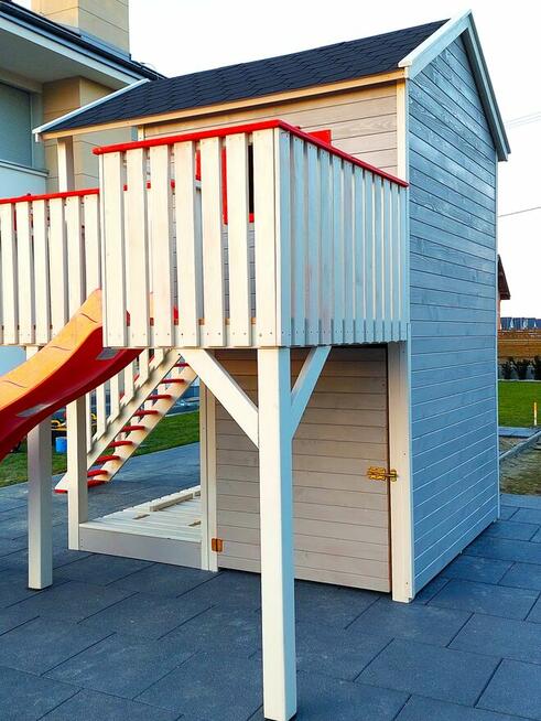 Potężny plac zabaw dla dziecka w pełni wyposażony