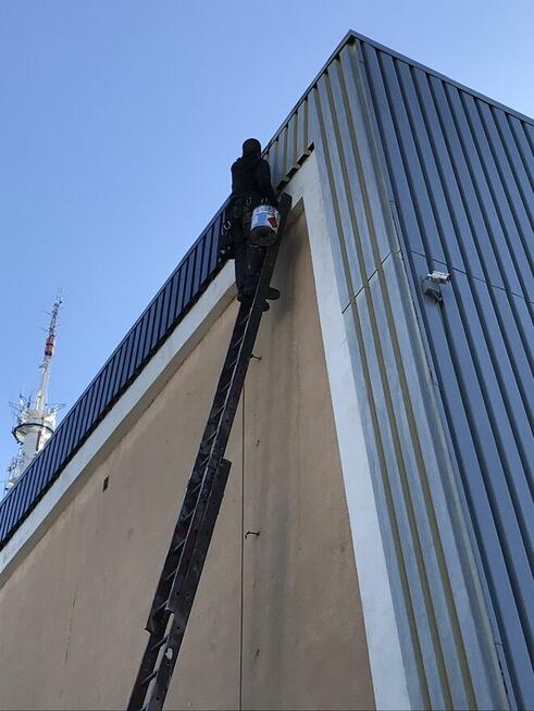 Malowanie dachów pokrytych dachówką, blachą, gontem.