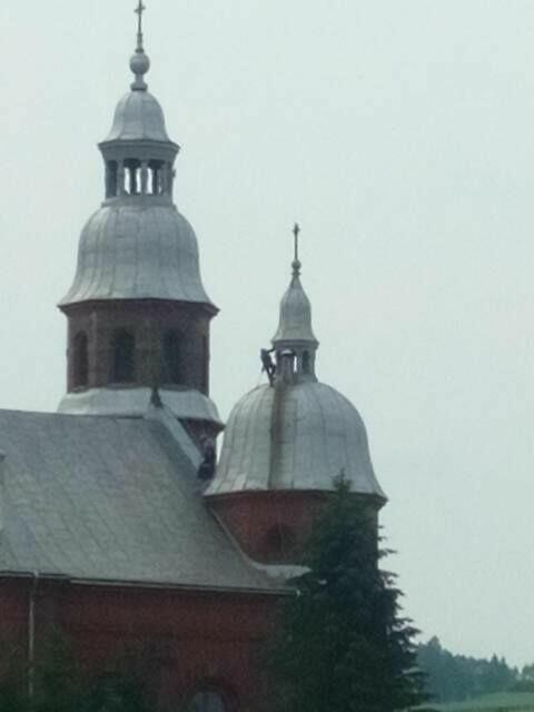 Malowanie dachów pokrytych dachówką, blachą, gontem.