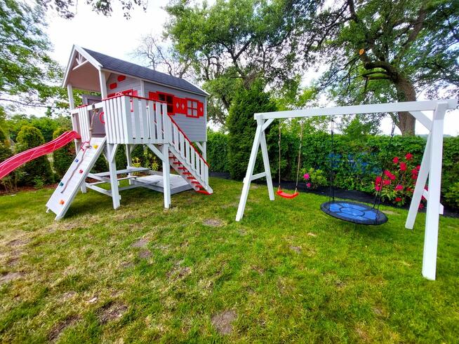 Przecudny drewniany domek dla dziecka