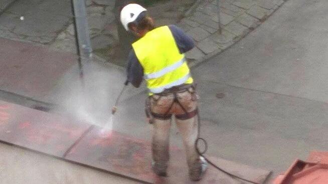 Malowanie dachów pokrytych dachówką, blachą, gontem.