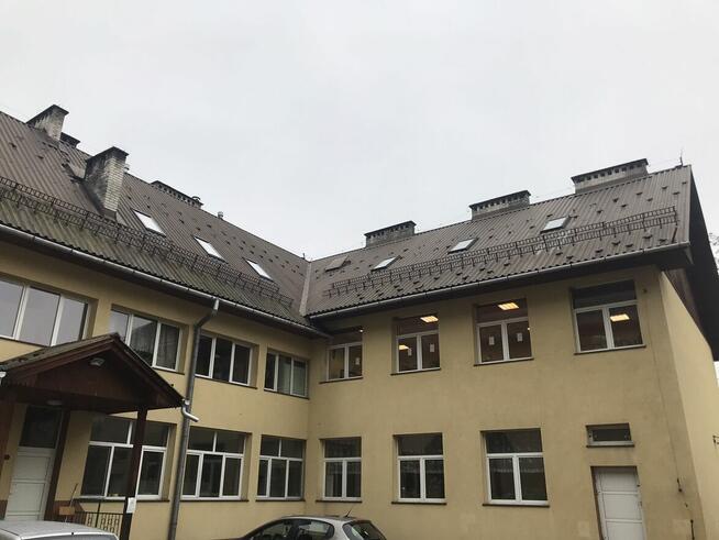 Malowanie dachów pokrytych dachówką, blachą, gontem.