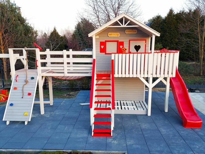 Potężny plac zabaw dla dziecka w pełni wyposażony
