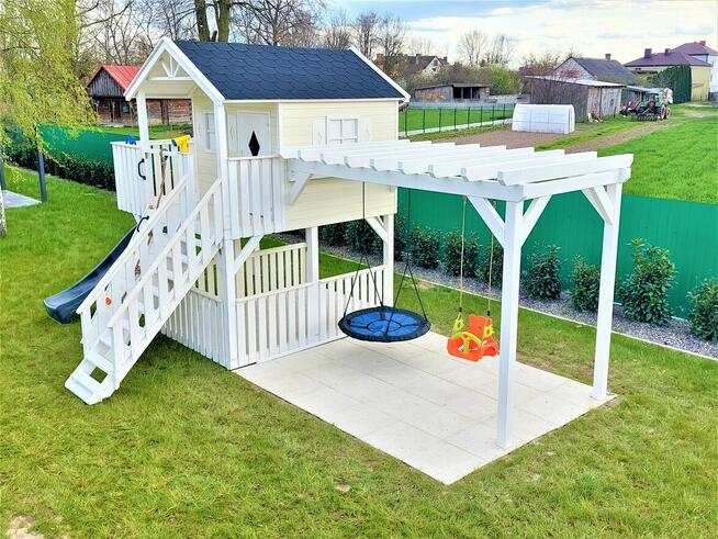 Piękny drewniany plac zabaw z pergolą ozdoba ogrodu