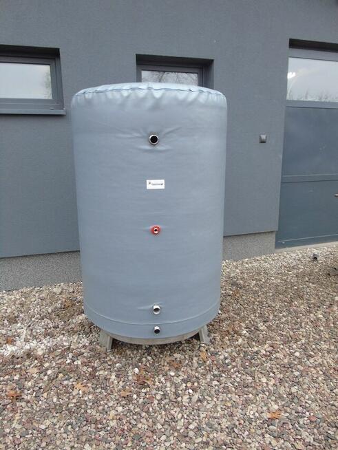 Zbiorniki wody ze stali nierdzewnej.