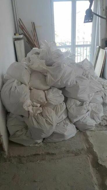 Wynoszenie gruzu w workach w blokach z windą/bez windy