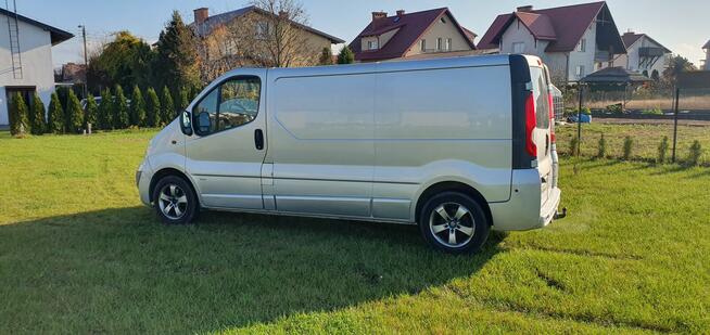 Opel VIVARO 3-fotele, 2,5 CDTI DLUGI AUTOMAT Klima