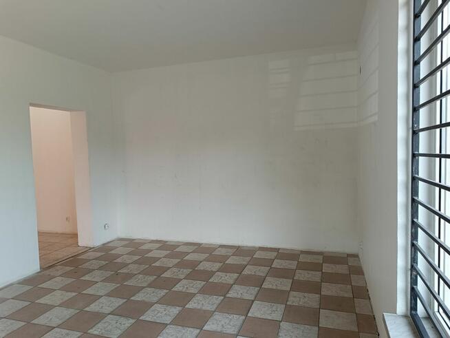 Bezpośrednio przy ruchliwej drodze, z parkingiem!