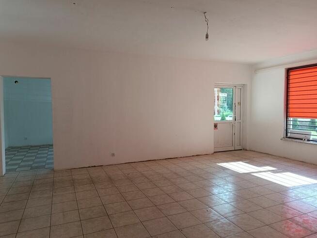 Bezpośrednio przy ruchliwej drodze, z parkingiem!