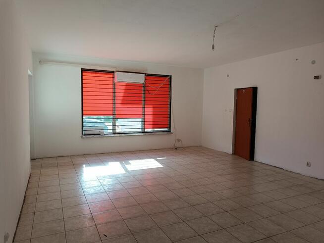 Bezpośrednio przy ruchliwej drodze, z parkingiem!