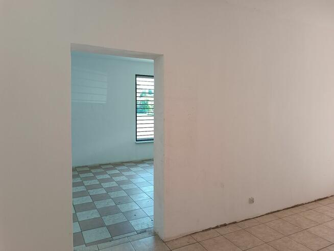 Bezpośrednio przy ruchliwej drodze, z parkingiem!