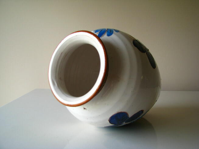 Ceramiczny wazon rękodzieło z motywem kwiatów 21 cm retro