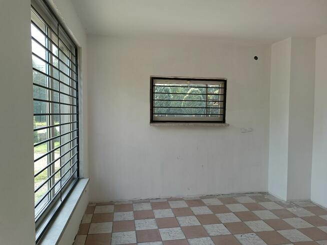 Bezpośrednio przy ruchliwej drodze, z parkingiem!