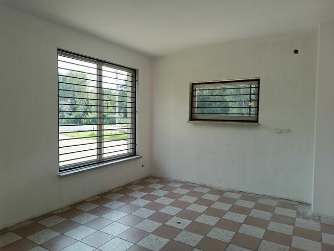 Bezpośrednio przy ruchliwej drodze, z parkingiem!