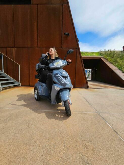 Elektryczny trójkołowy skuter Fasti 3 Max z dachem + bateria