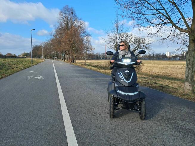 Elektryczny skuter Fasti 4 Max z dachem + uchwyt na kule