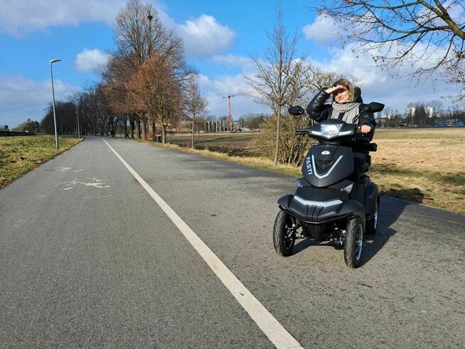 Elektryczny skuter Fasti 4 Max z dachem + uchwyt na kule