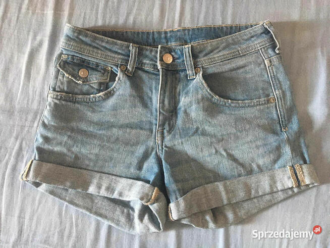 niebieskie krótkie spodenki szorty jeansowe dżinsowe denim