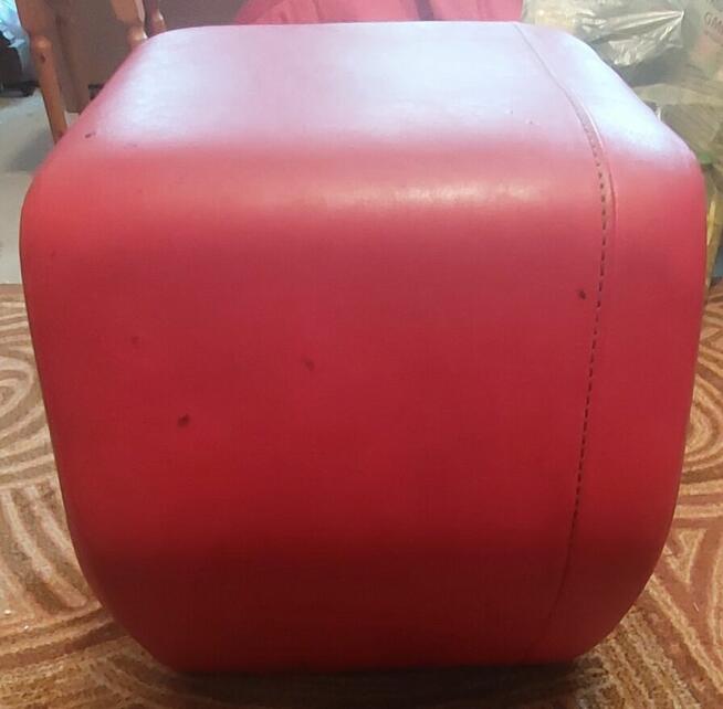 Duży czerwony puf (podnóżek, siedzisko)
