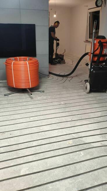 Frezowanie posadzki pod ogrzewanie podłogowe. Podłogówka