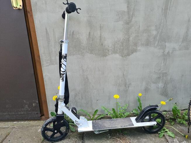 Sprzedam hulajnogę dla dziecka w bardzo dobrym stanie.