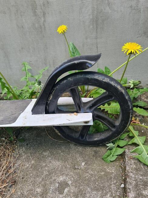 Sprzedam hulajnogę dla dziecka w bardzo dobrym stanie.