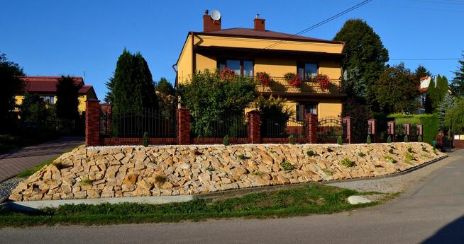 Płaski kamień ogrodowy na skarpy do ogródka ogrodu skalniak