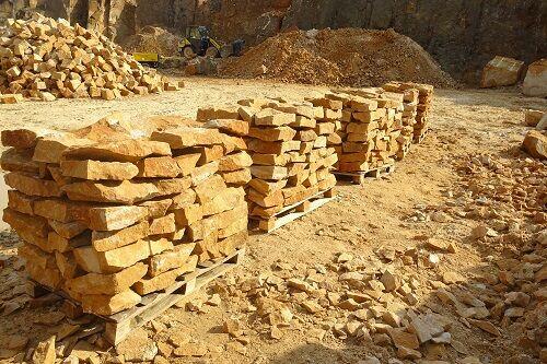 Płaski kamień ogrodowy na skarpy do ogródka ogrodu skalniak